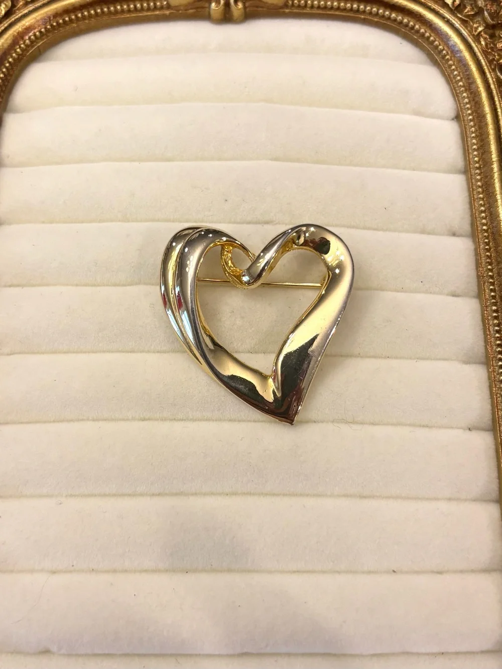 Vintage‎ Gold Tone Twisted Heart Brooch Classic Pin Romantic